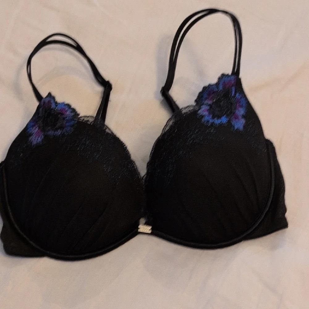 Victoria's Secret Black and Blue Floral Lace Bra - Picture 2 of 12